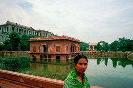 Architecture;-Bassin;-Bâtiment-colonial;-Delhi;-Femme;-Fort-rouge;-Grès-rouge;-Hayat-Bakhsh-Bagh;-Inde;-Kaleidos;-Kaleidos-images;-La-parole-à-limage;-Lal-Qila;-Moghols;-Patrimoine-de-lHumanité;-Pavillon;-Reflet;-Sari;-Shah-Jahan;-Shahjahanabad;-Stories-Pictures;-Tarek-Charara;-UNESCO;-Vieux-Delhi;-Zafar-Mahal